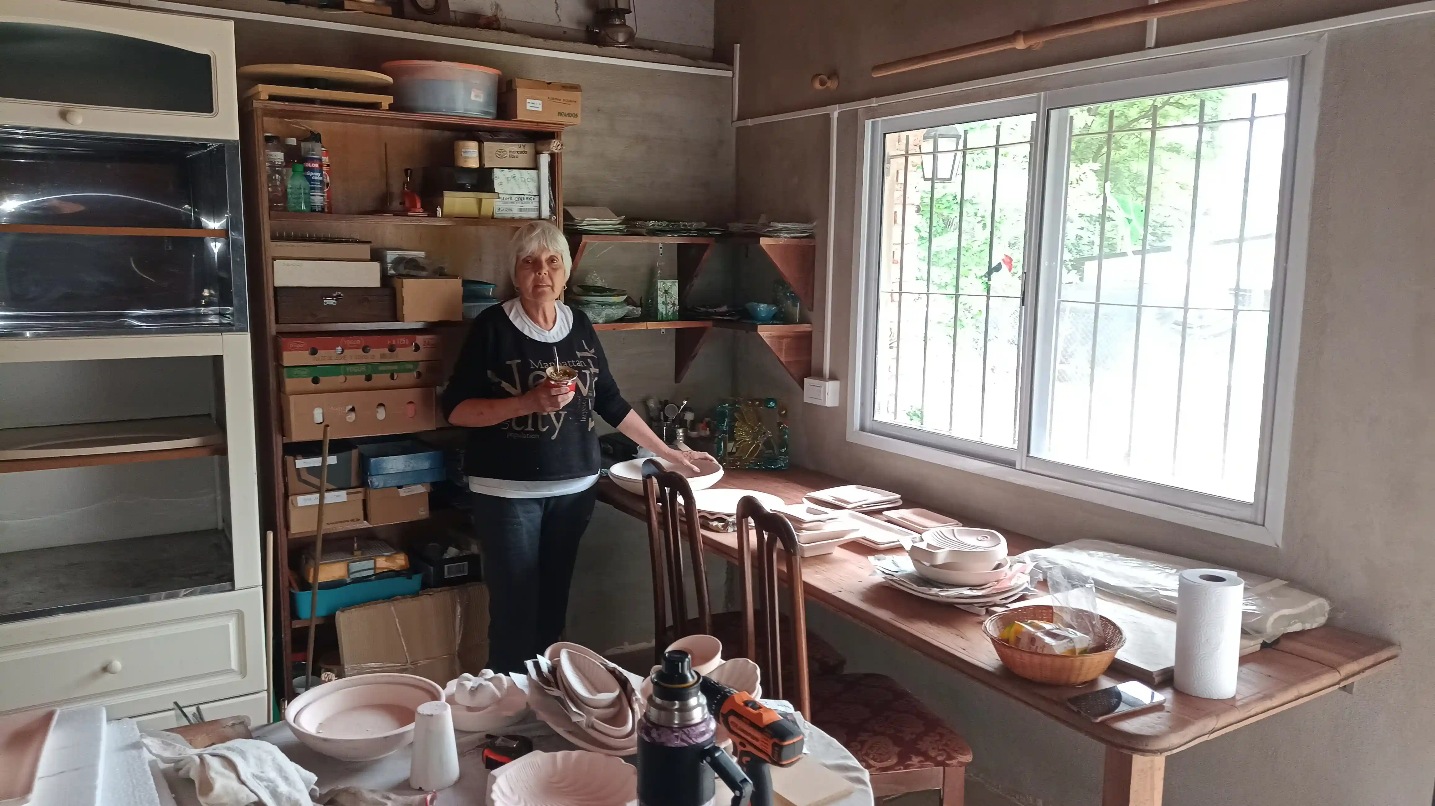 Norma Figueroa en su taller de vitrofusión